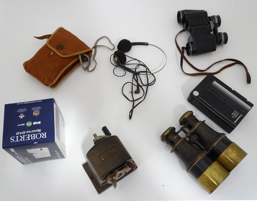 A quantity of assorted items to include WW1 binoculars, a Bakelite pencil sharpener, Roberts radio, - Image 3 of 4