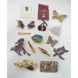 A box of assorted jewellery CONDITION: Please Note - we do not make reference to
