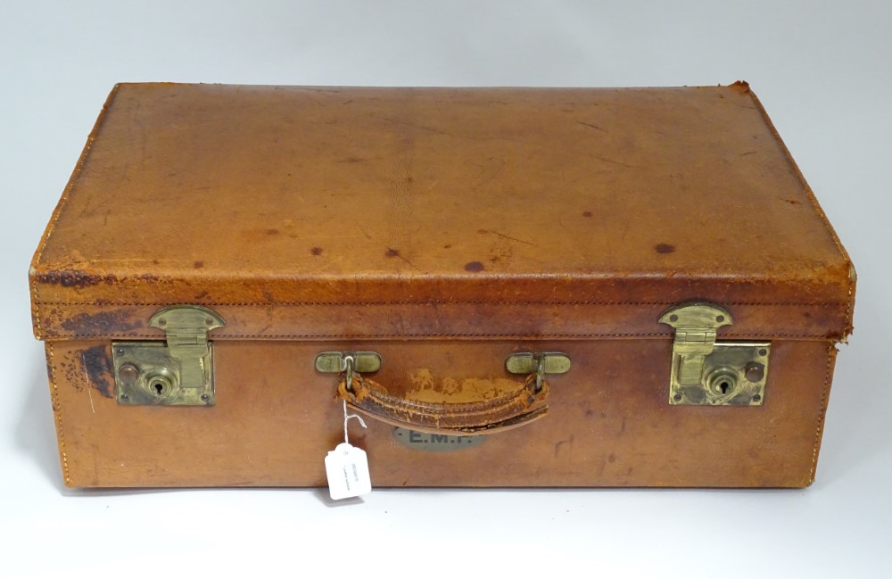 An early to mid 20thC pigskin leather suitcase with brass fitments CONDITION: Please - Image 3 of 3