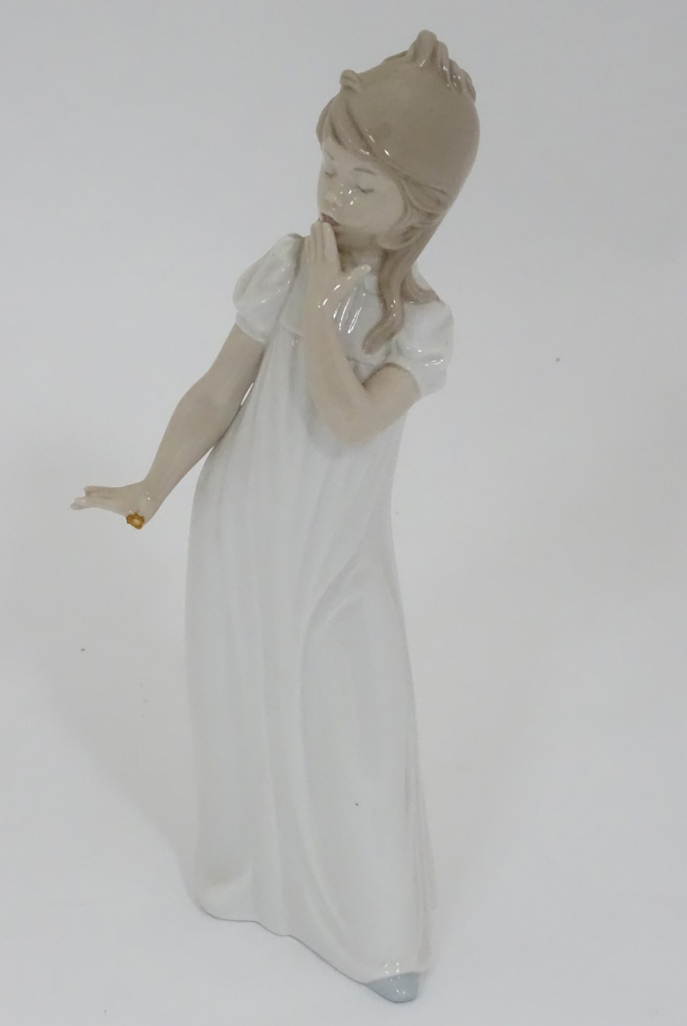 A Lladro figurine CONDITION: Please Note - we do not make reference to the - Image 3 of 3