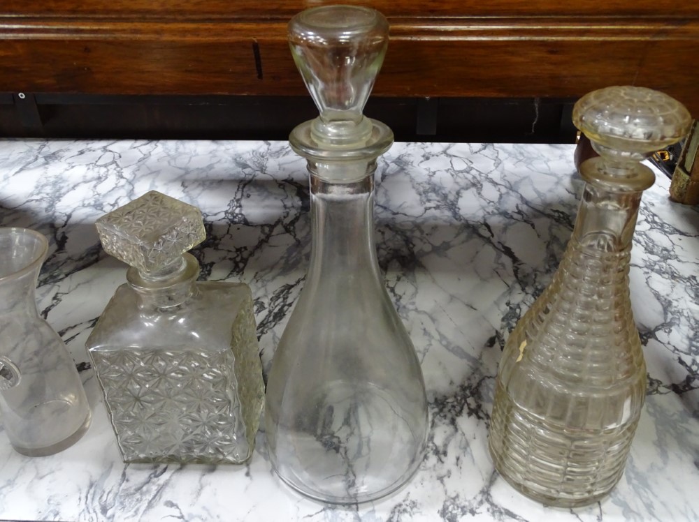 A set of 3 graduated carafes, - Image 2 of 4