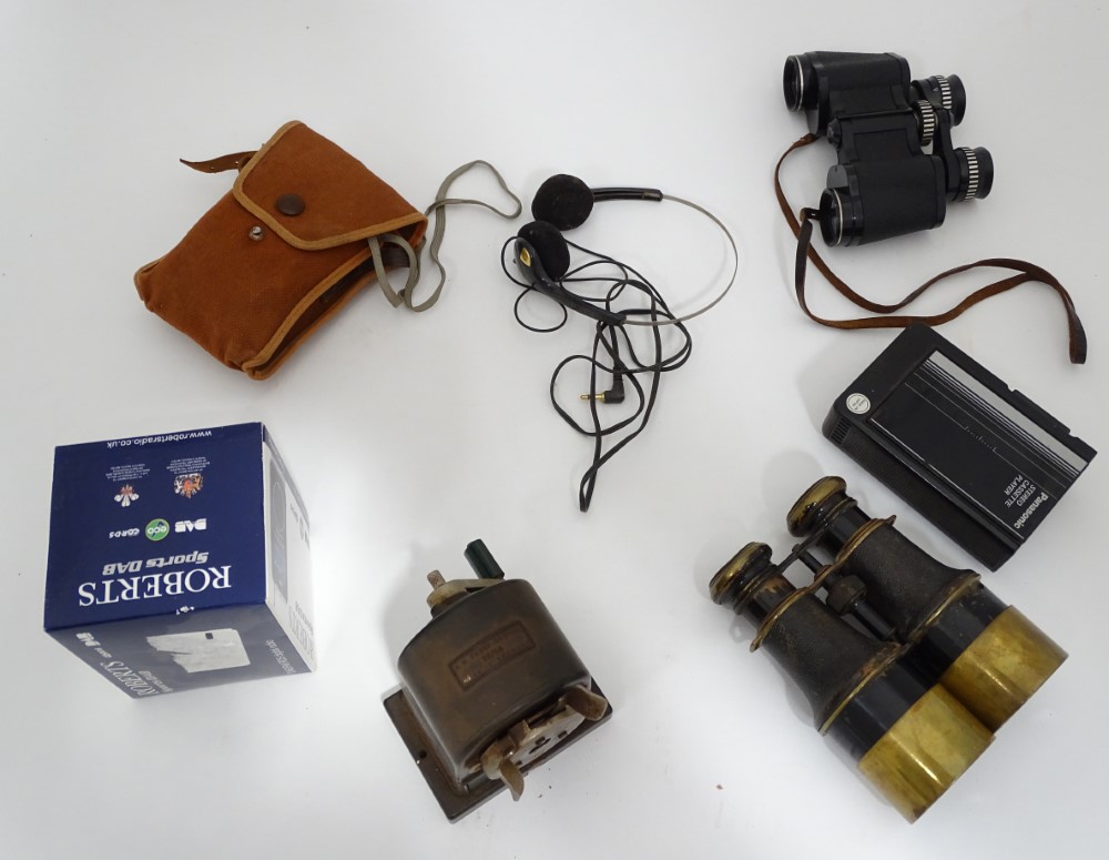 A quantity of assorted items to include WW1 binoculars, a Bakelite pencil sharpener, Roberts radio,