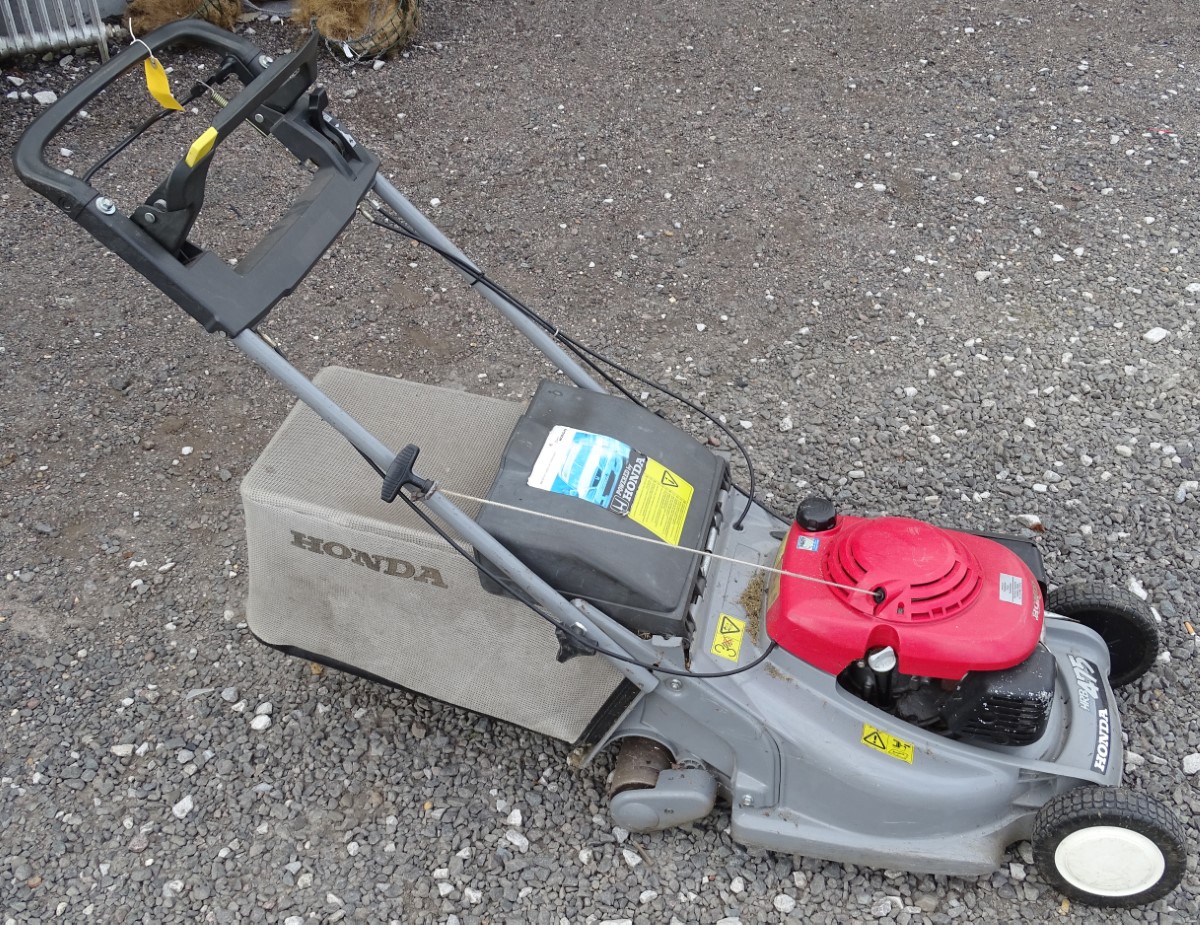 Honda Mower CONDITION: Please Note - we do not make reference to the condition of - Image 3 of 3