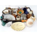 A box of assorted ceramics CONDITION: Please Note - we do not make reference to the