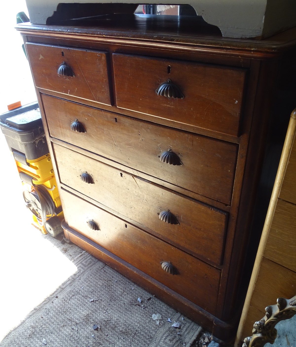 A late Victorian mahogany chest of drawers with shell handles CONDITION: Please Note - Image 4 of 4