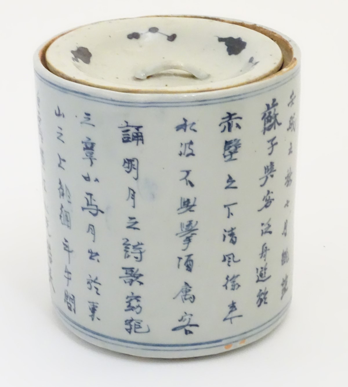 A 19thC Chinese blue and white lidded pot / biscuit barrel decorated with Chinese script and a - Image 5 of 7