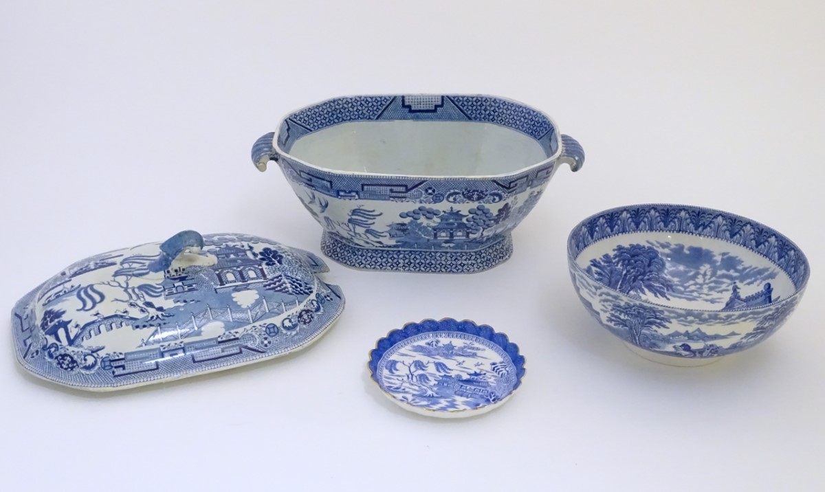 Three assorted blue and white items to include a small lobed dish with a gilt rim in the Willow - Image 4 of 7