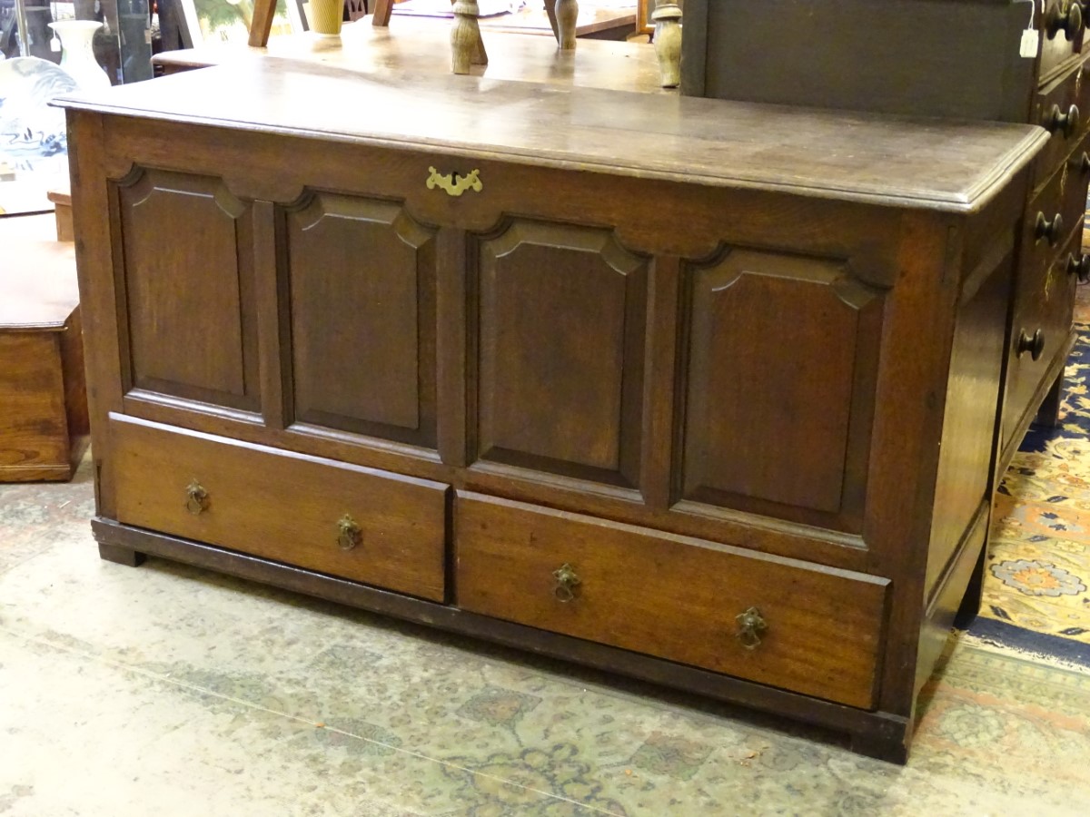 An 18thC oak coffer / mule chest of peg jointed construction, with panelled front and sides,
