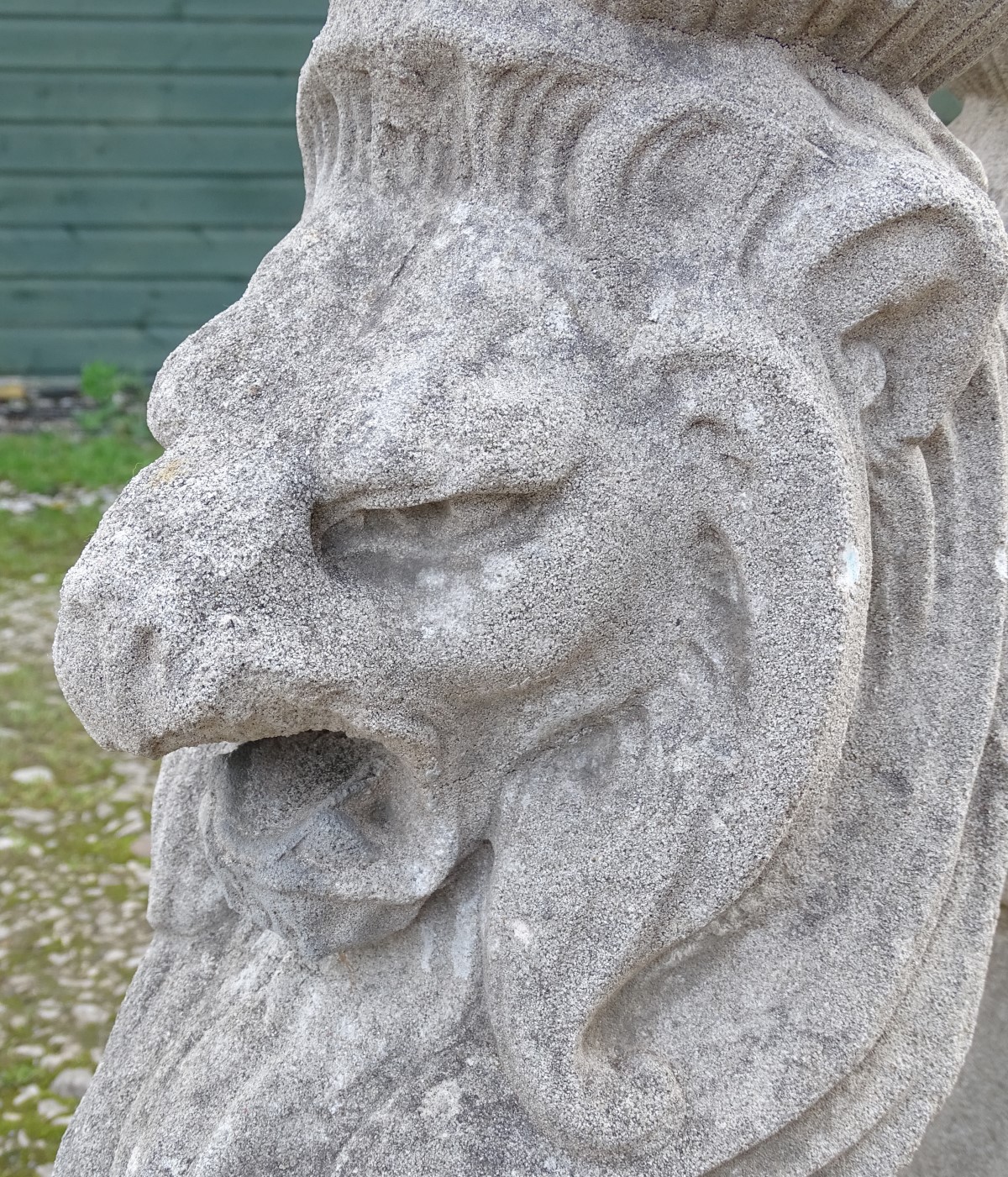 Garden and architectural salvage: A set of four cast composite stone sejant lions / lion supports. - Image 6 of 7