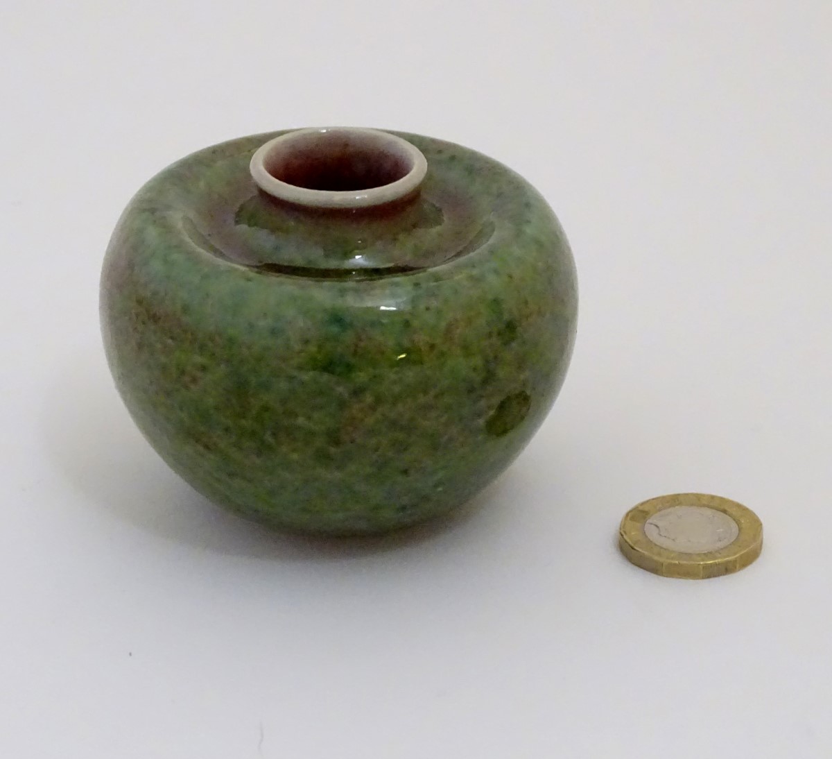 A small Chinese brush washer of circular form in a mottled green and pink glaze. - Image 6 of 6