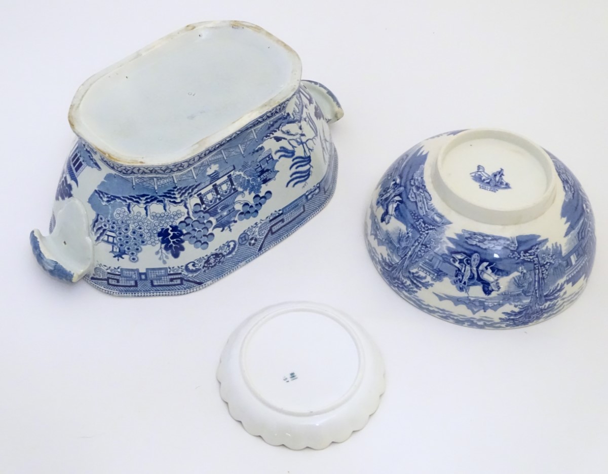 Three assorted blue and white items to include a small lobed dish with a gilt rim in the Willow - Image 6 of 7