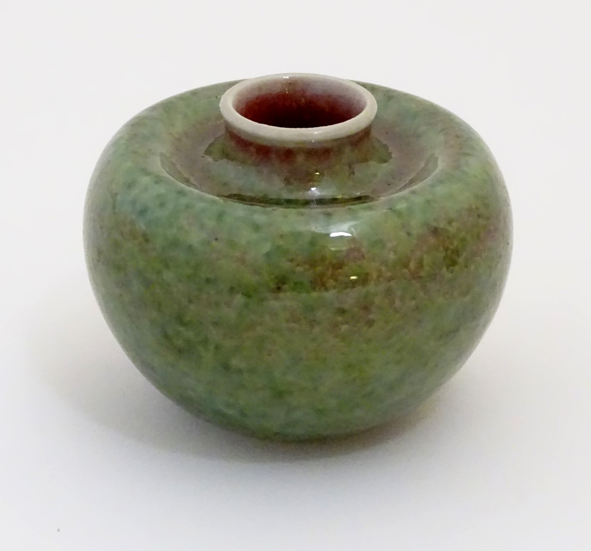 A small Chinese brush washer of circular form in a mottled green and pink glaze. - Image 5 of 6