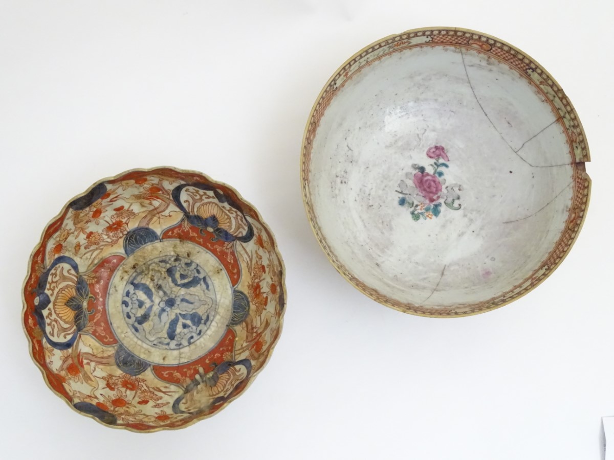 An Imari scalloped-edge bowl with panelled decoration depicting birds and flowers, - Image 4 of 11