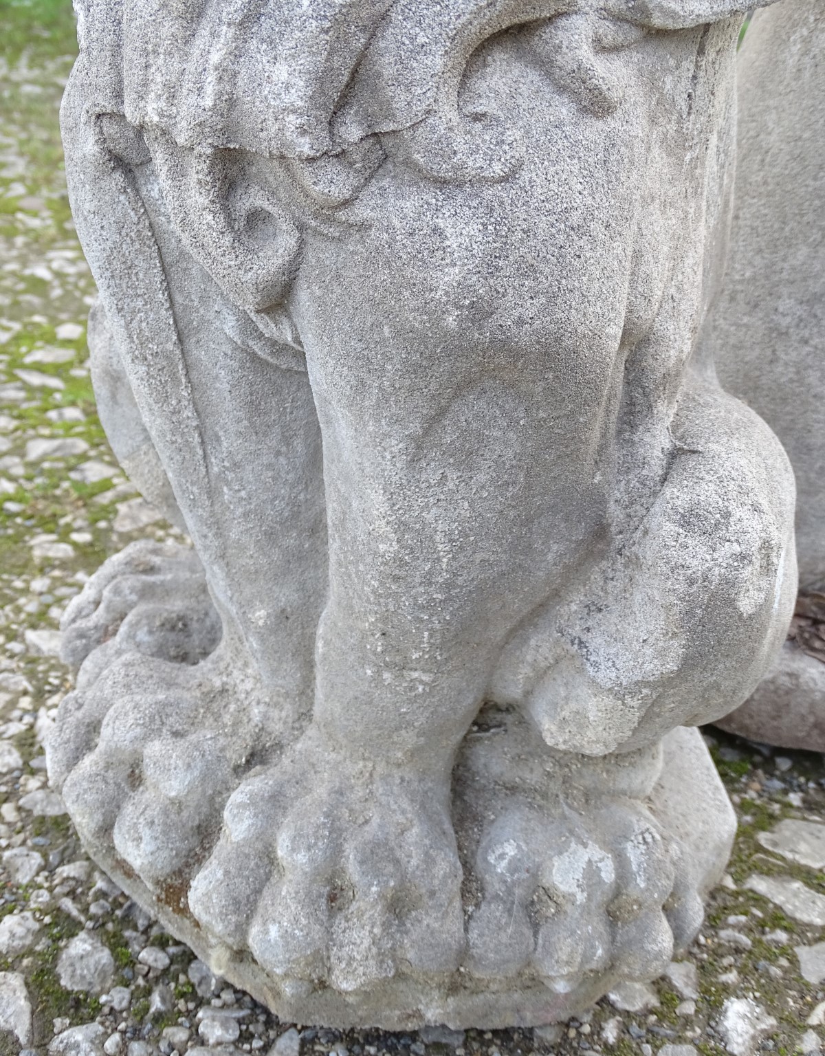 Garden and architectural salvage: A set of four cast composite stone sejant lions / lion supports. - Image 7 of 7