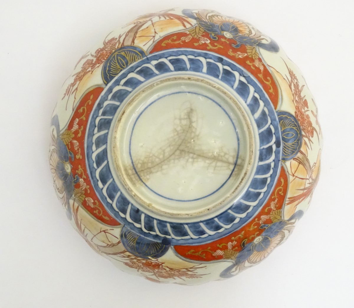 An Imari scalloped-edge bowl with panelled decoration depicting birds and flowers, - Image 6 of 11