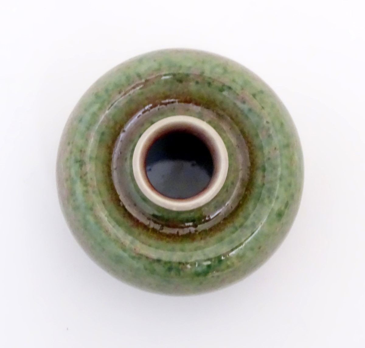 A small Chinese brush washer of circular form in a mottled green and pink glaze. - Image 2 of 6