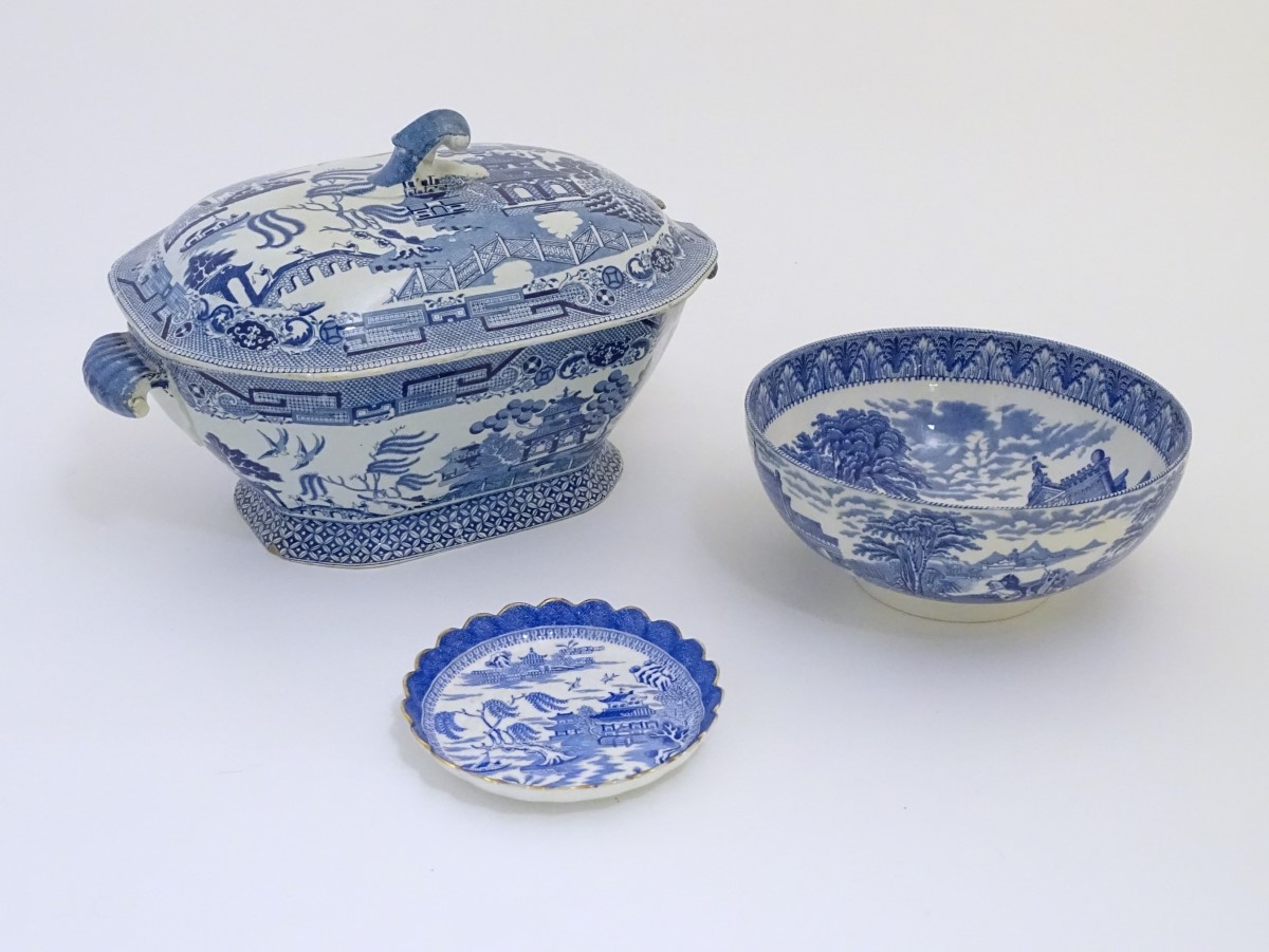 Three assorted blue and white items to include a small lobed dish with a gilt rim in the Willow