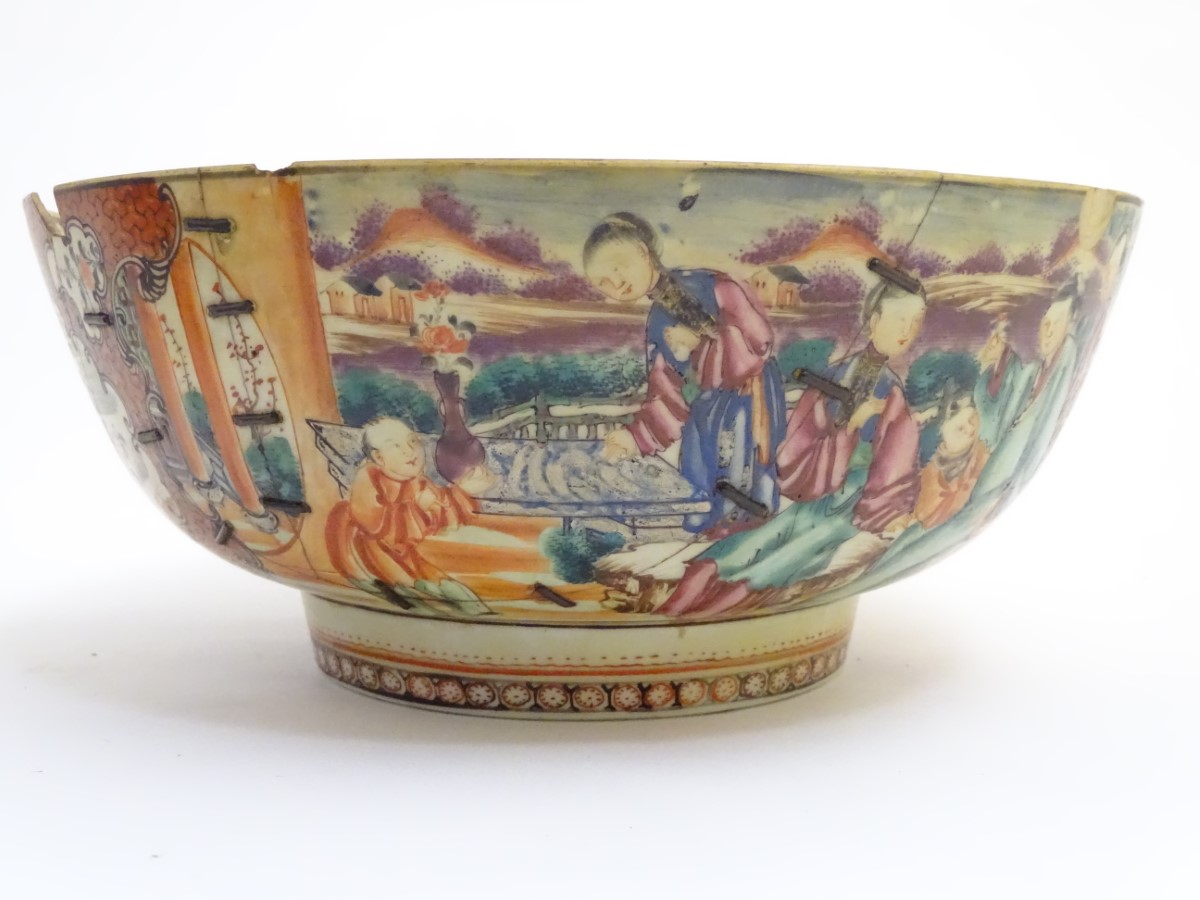 An Imari scalloped-edge bowl with panelled decoration depicting birds and flowers, - Image 2 of 11