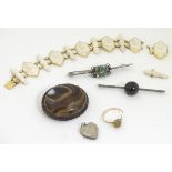 Assorted jewellery to include a brooch set with agate cabochon,