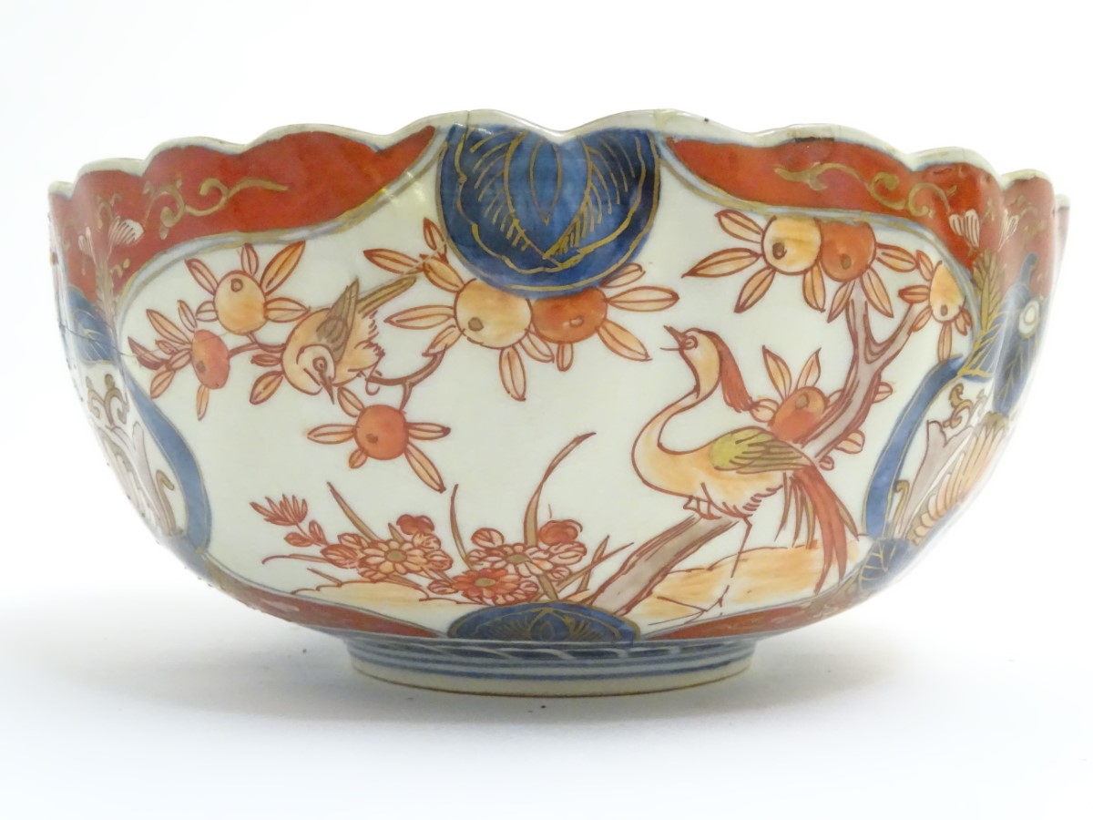 An Imari scalloped-edge bowl with panelled decoration depicting birds and flowers, - Image 7 of 11