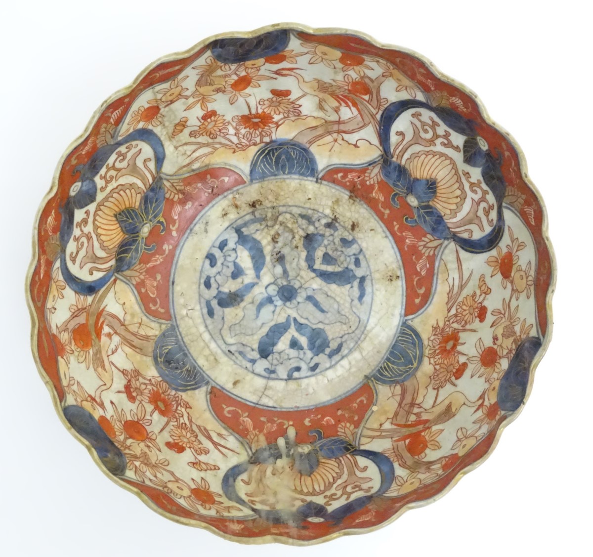 An Imari scalloped-edge bowl with panelled decoration depicting birds and flowers, - Image 5 of 11