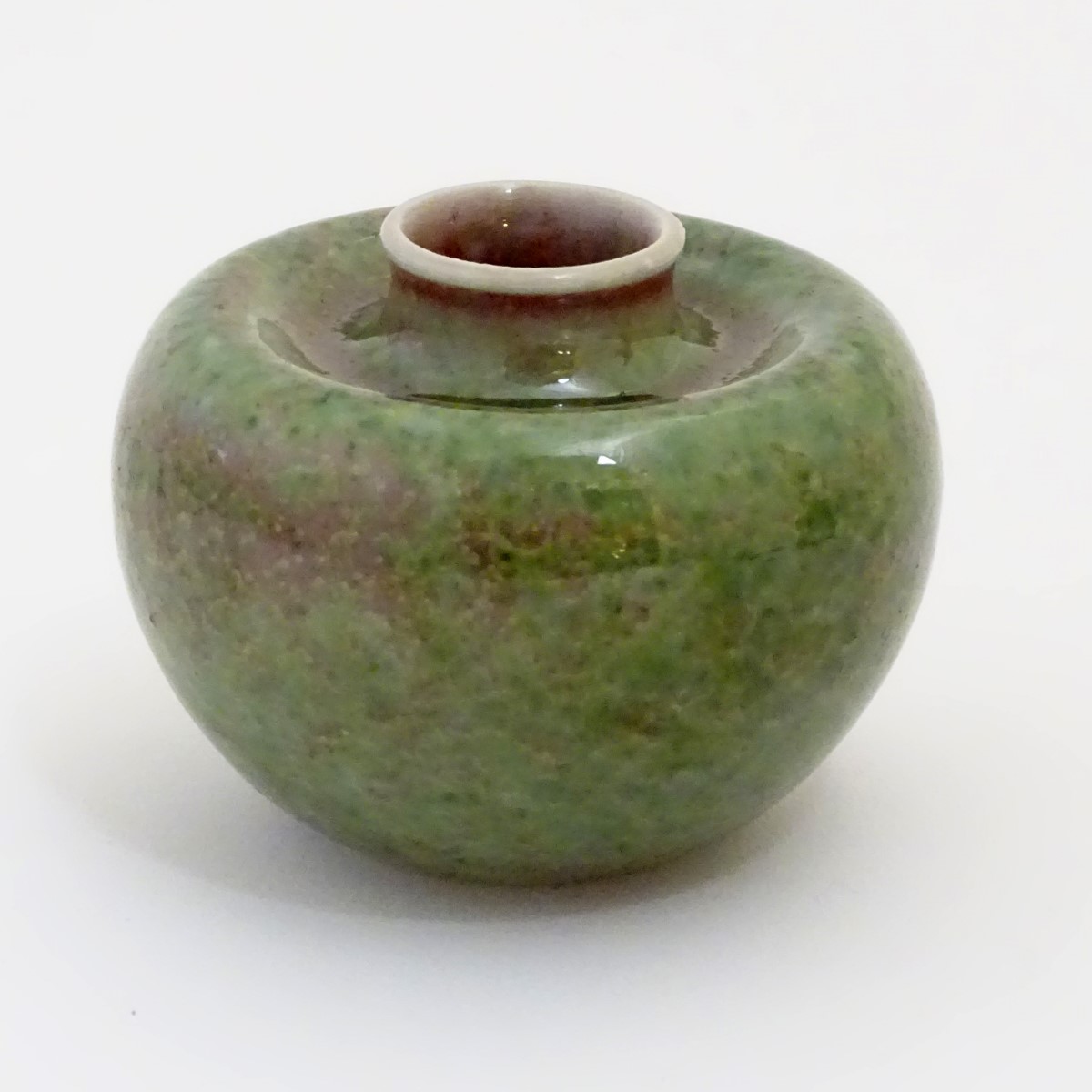 A small Chinese brush washer of circular form in a mottled green and pink glaze. - Image 4 of 6