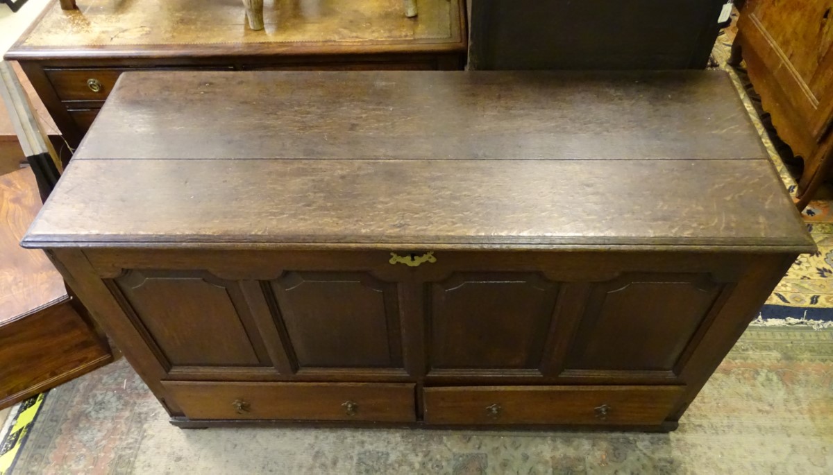 An 18thC oak coffer / mule chest of peg jointed construction, with panelled front and sides, - Image 4 of 6