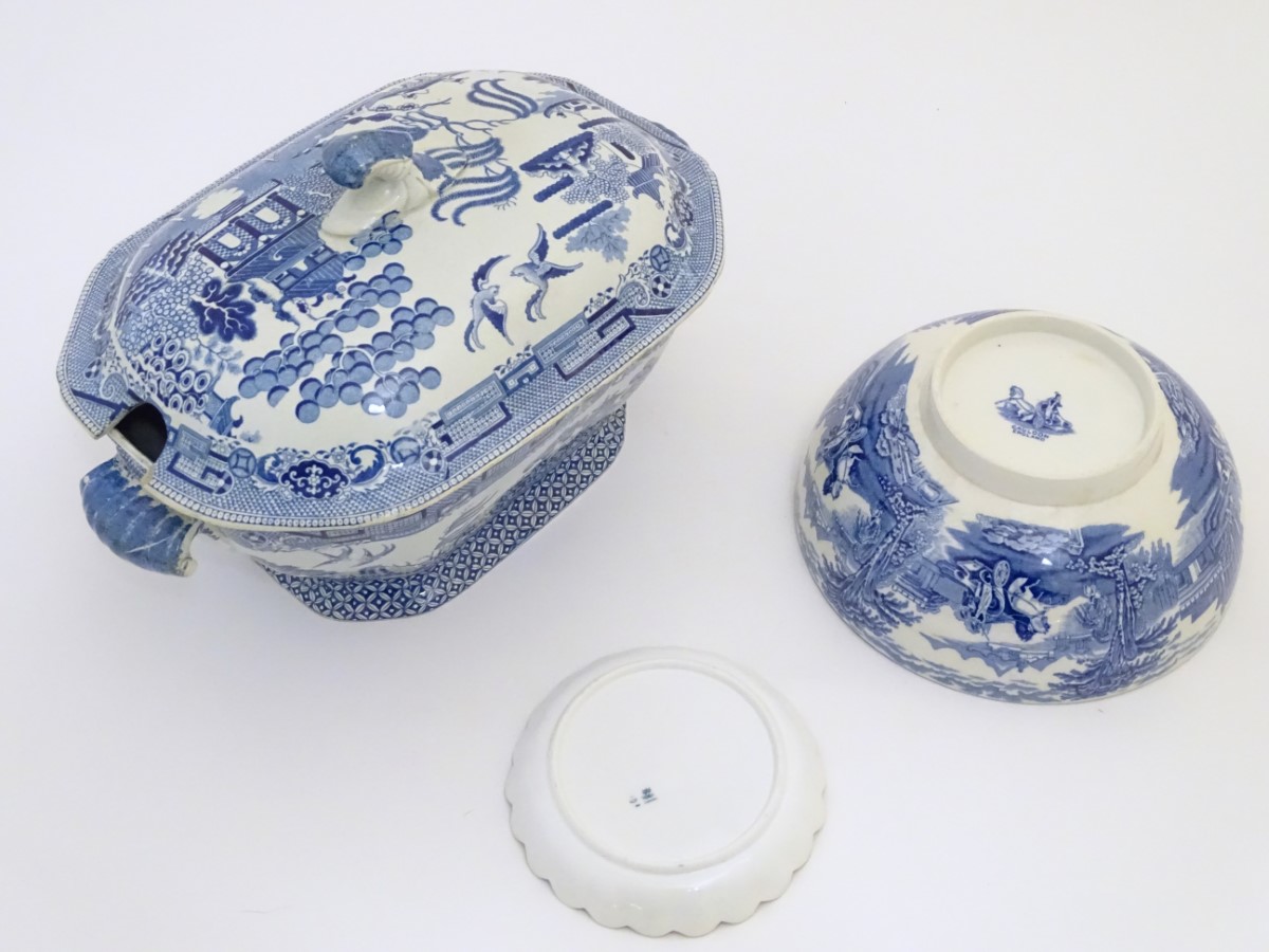 Three assorted blue and white items to include a small lobed dish with a gilt rim in the Willow - Image 5 of 7