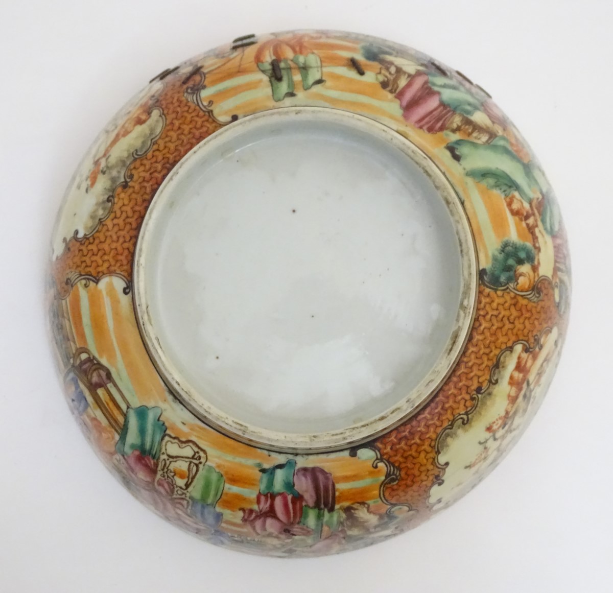 An Imari scalloped-edge bowl with panelled decoration depicting birds and flowers, - Image 9 of 11