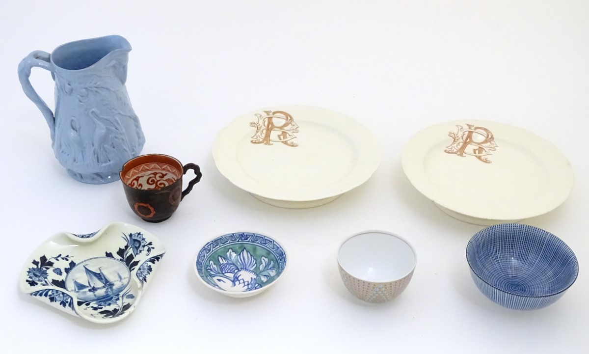 A quantity of ceramic items to include a blue and white Chinese rice bowl,