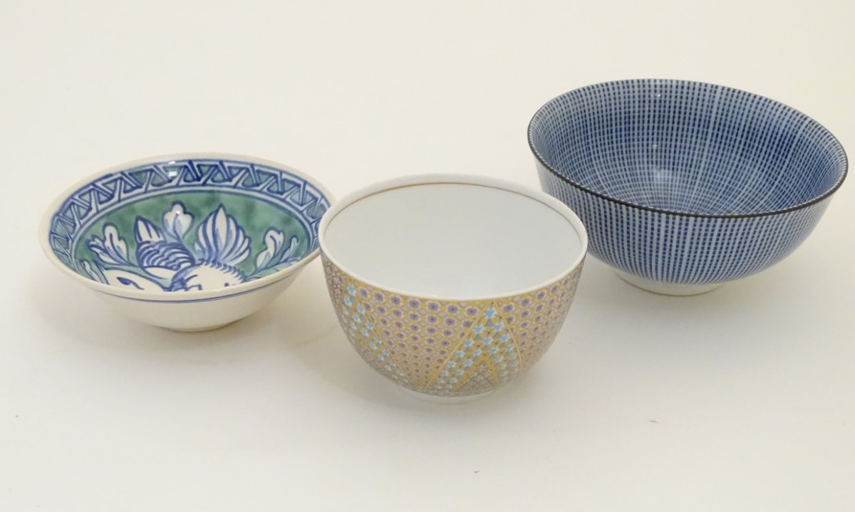 A quantity of ceramic items to include a blue and white Chinese rice bowl, - Image 10 of 13