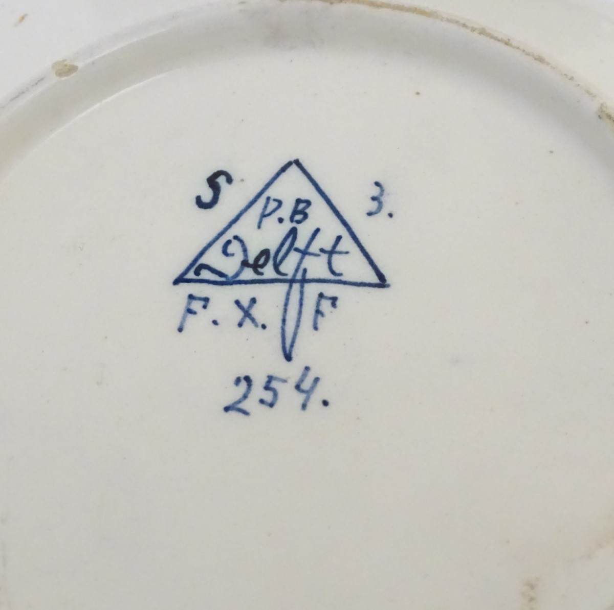 A quantity of ceramic items to include a blue and white Chinese rice bowl, - Image 6 of 13