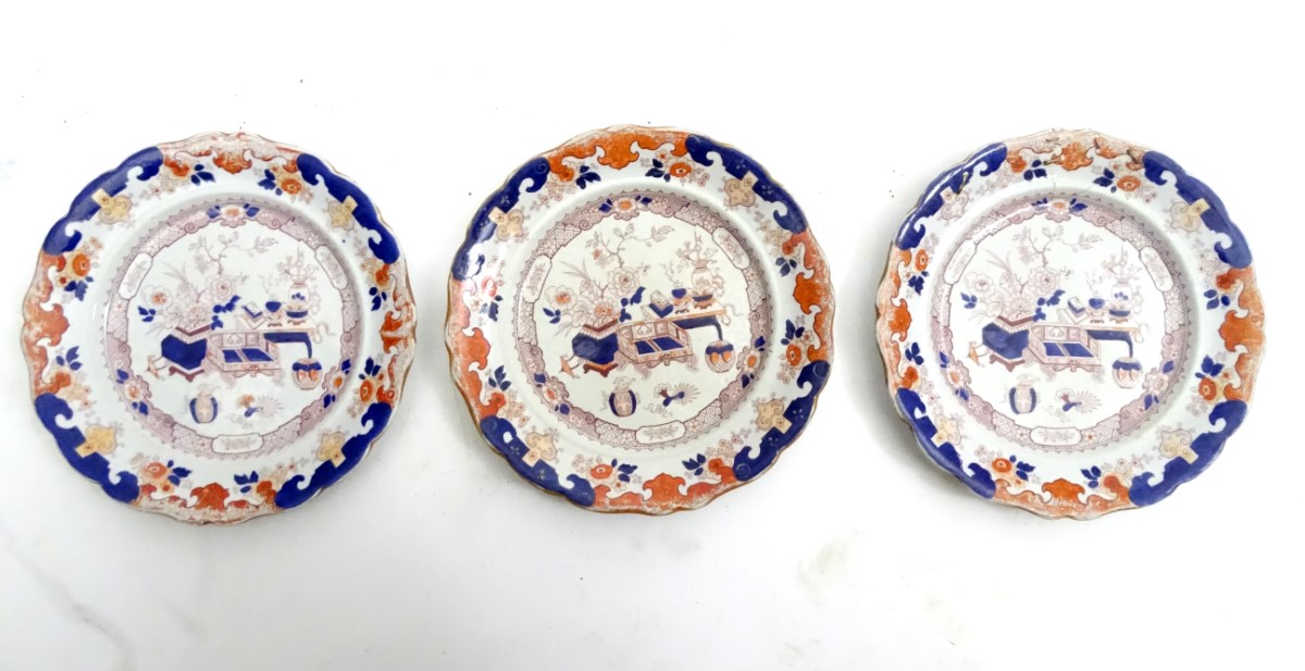 An assorted quantity of iron stone china dinner wares with a chinoiserie scene and clobbered - Image 6 of 15