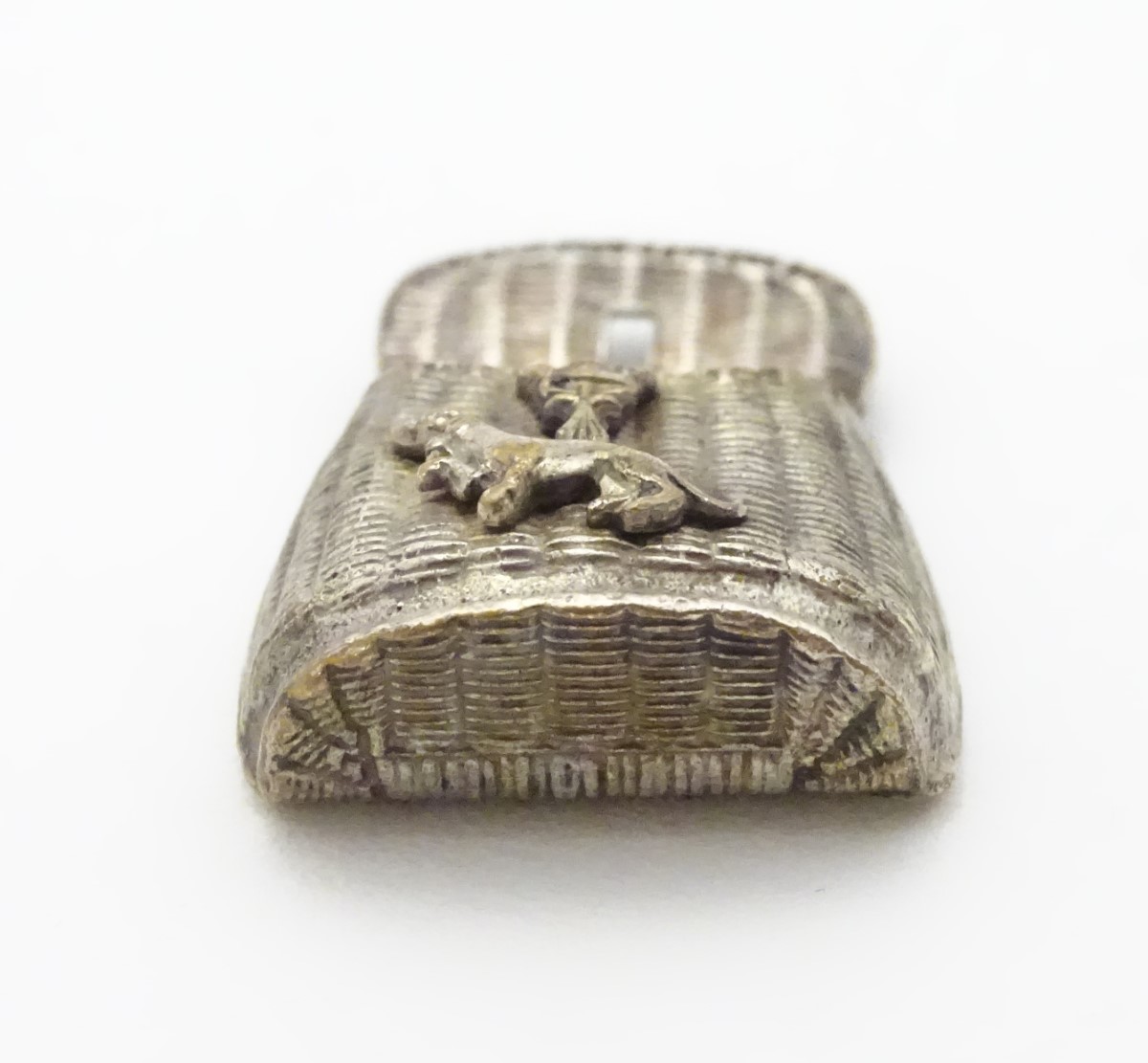 A charm / pendant formed as a miniature fishing creel with heraldic symbols to one side. - Image 9 of 11