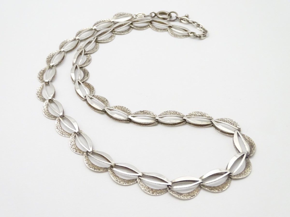 A silver necklace with textured decoration. Approx. - Image 4 of 9