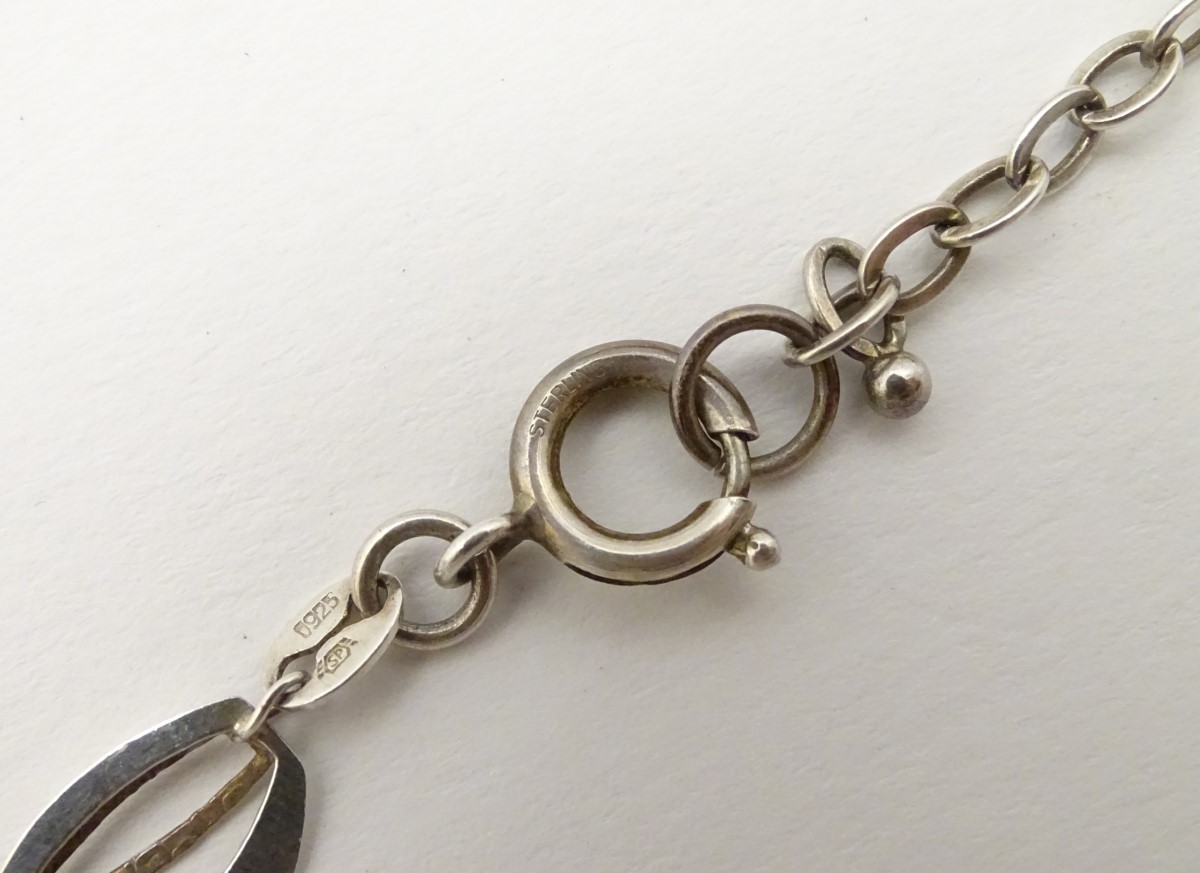A silver necklace with textured decoration. Approx. - Image 3 of 9