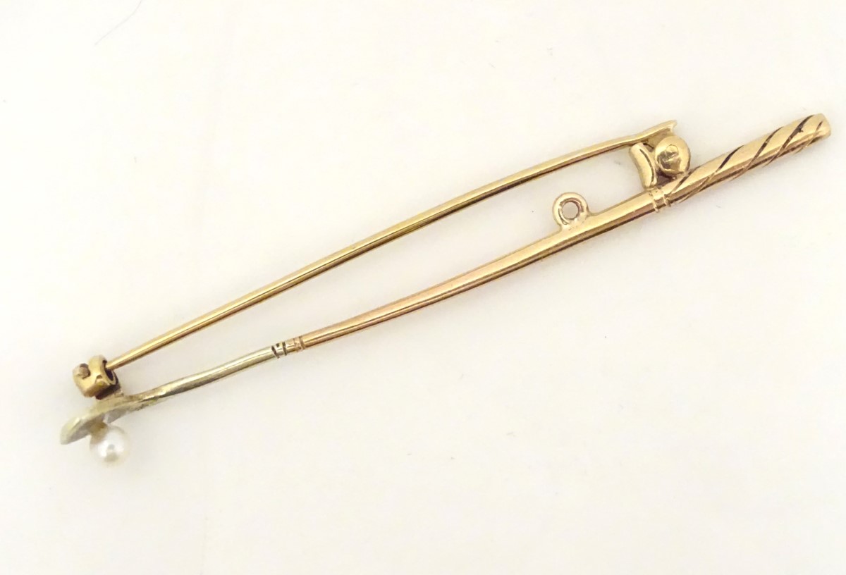 A 9ct gold bar brooch with golf club decoration with seed pearl golf ball detail. - Image 3 of 10