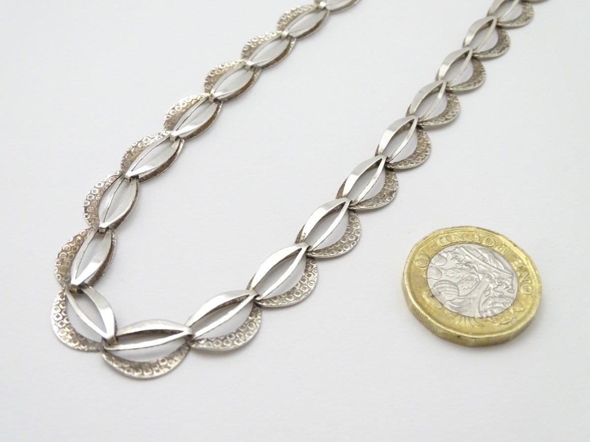 A silver necklace with textured decoration. Approx. - Image 6 of 9