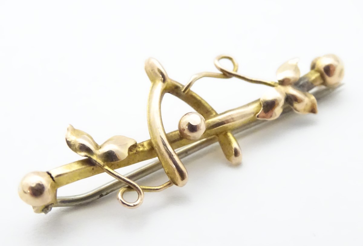 A 9ct gold brooch with wishbone decoration 1 1/4" wide CONDITION: Please Note - - Image 7 of 10