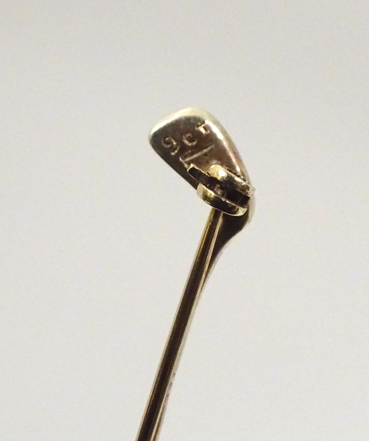 A 9ct gold bar brooch with golf club decoration with seed pearl golf ball detail. - Image 5 of 10