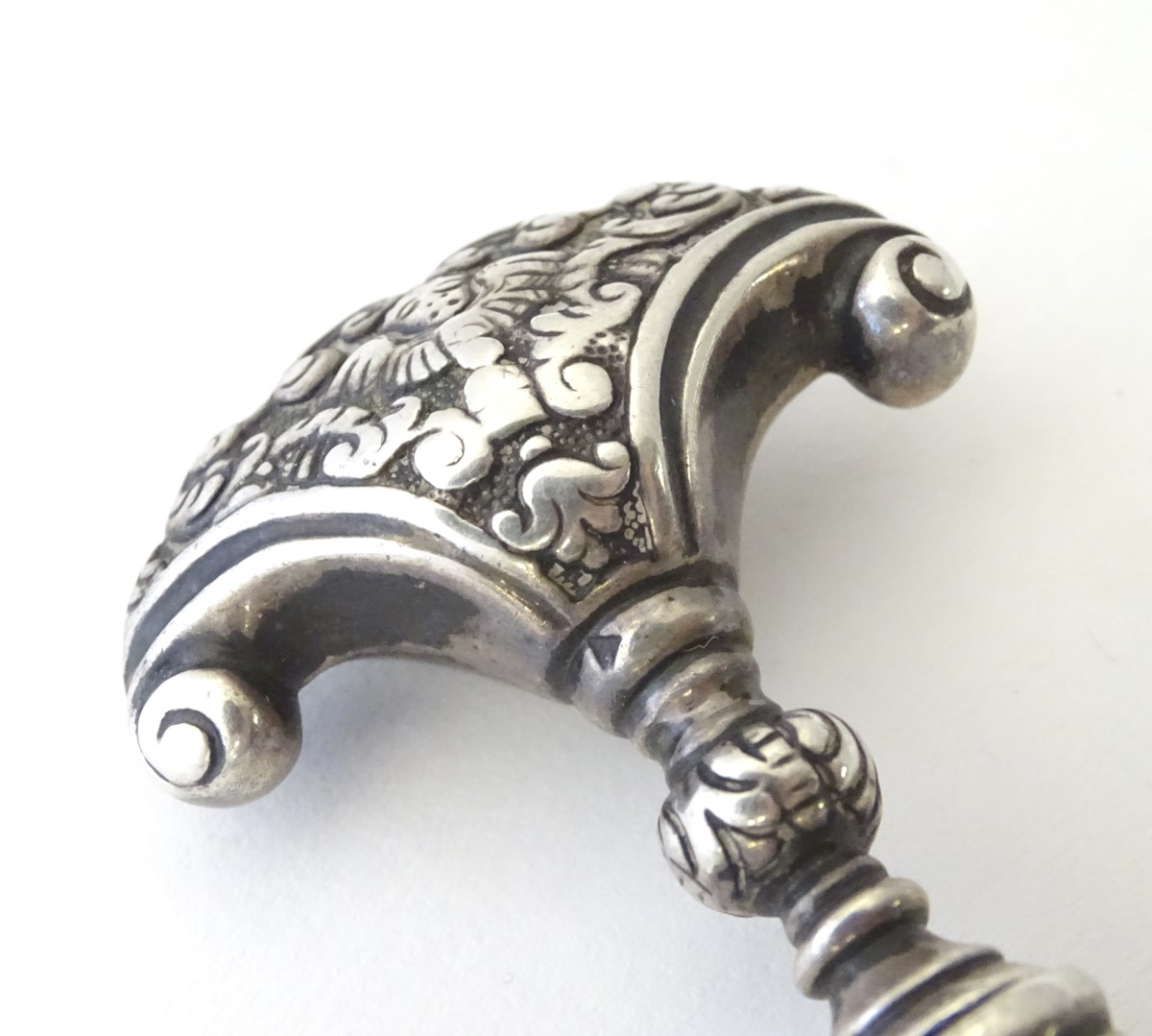 Corkscew : A 18thC Dutch white metal ( silver) corkscrew with shaped handle having acanthus - Image 4 of 10
