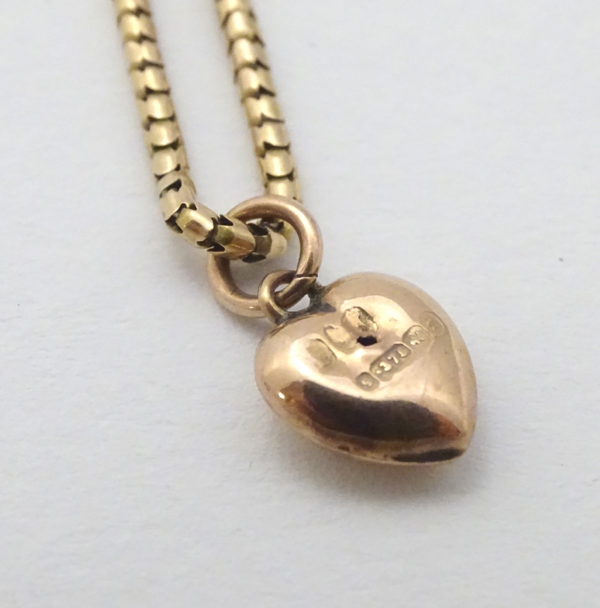 A gold chain (tests as 14ct) with a 9ct gold heart shaped charm / pendant. - Image 7 of 10