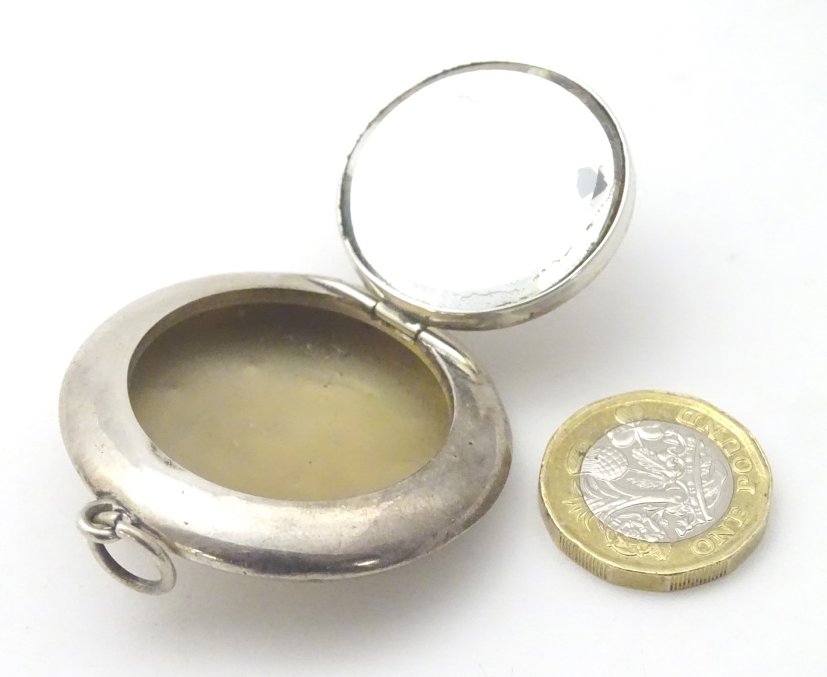 An early 20thC small silver compact with mirror to lid. Maker Henry Matthews. - Image 7 of 8