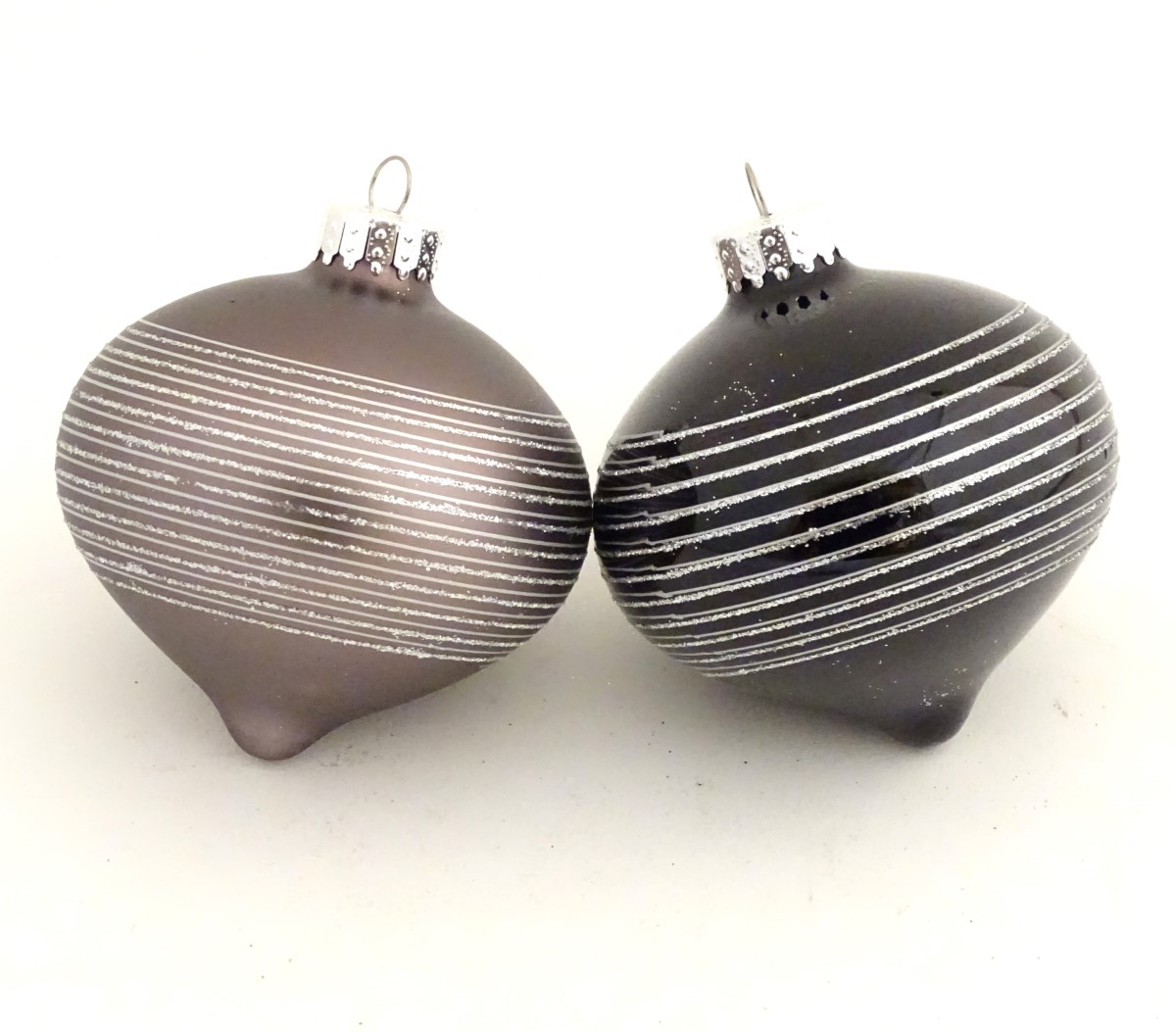 Christmas decorations : two glass baubles one grey the other black. - Image 4 of 5