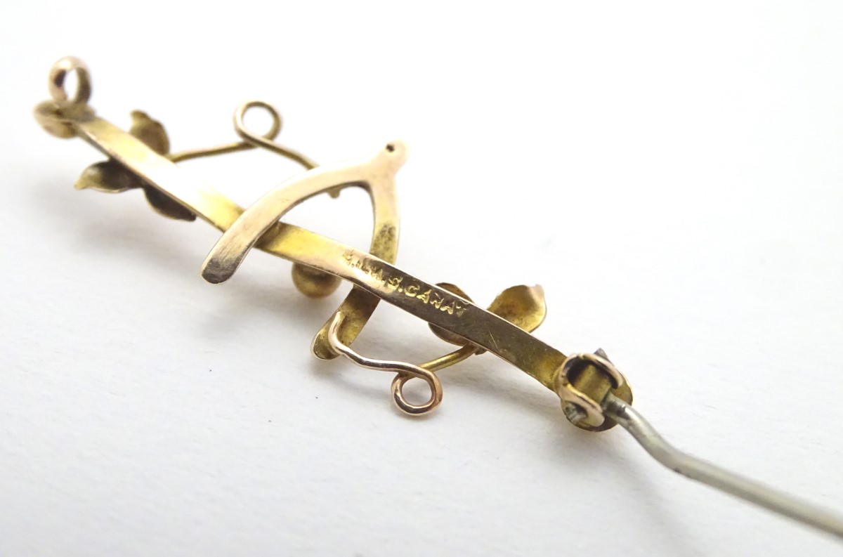 A 9ct gold brooch with wishbone decoration 1 1/4" wide CONDITION: Please Note - - Image 2 of 10