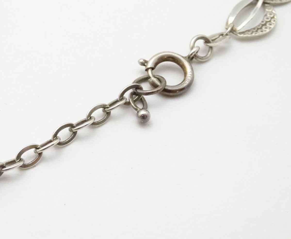 A silver necklace with textured decoration. Approx. - Image 8 of 9