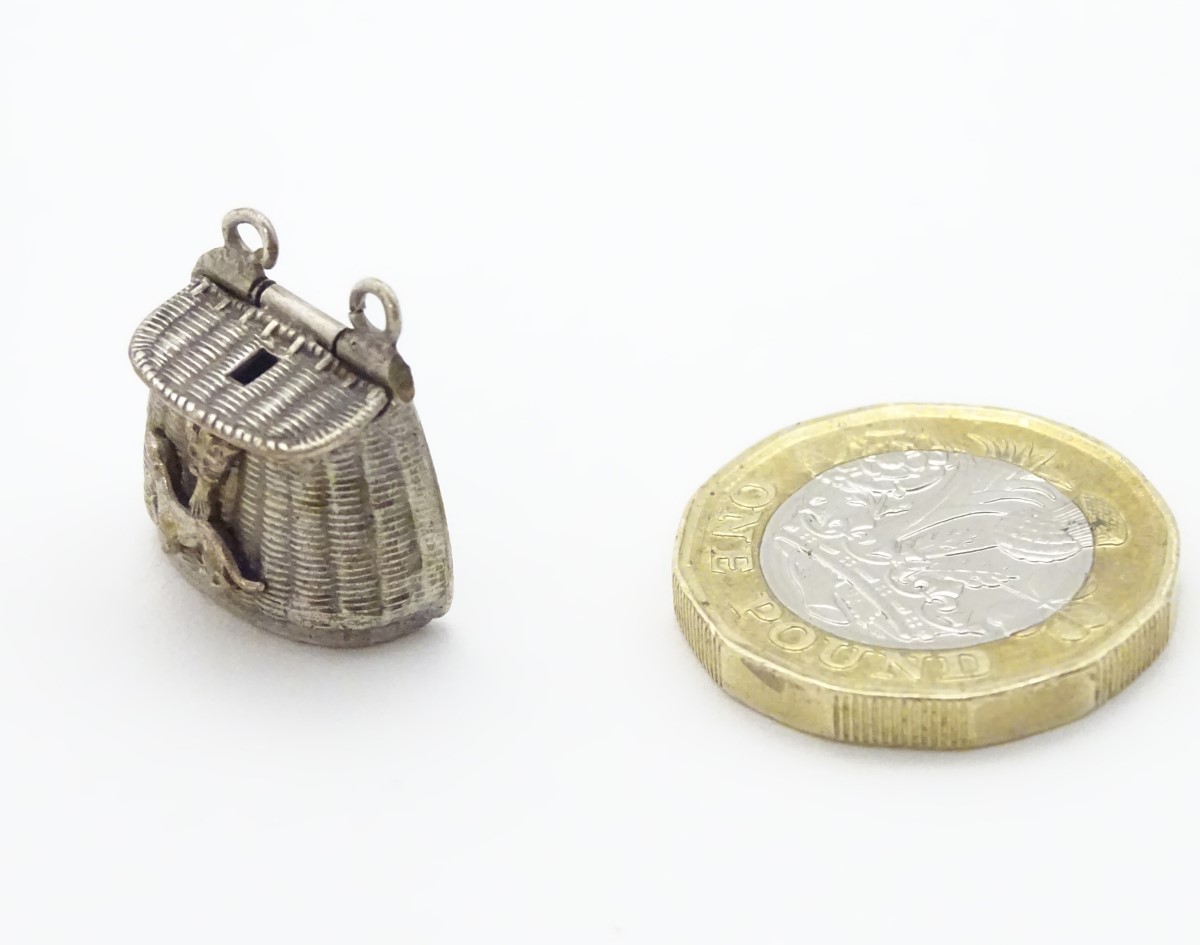 A charm / pendant formed as a miniature fishing creel with heraldic symbols to one side. - Image 5 of 11