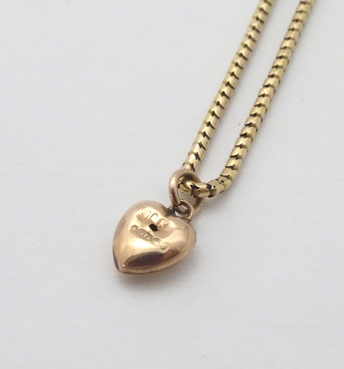 A gold chain (tests as 14ct) with a 9ct gold heart shaped charm / pendant. - Image 8 of 10