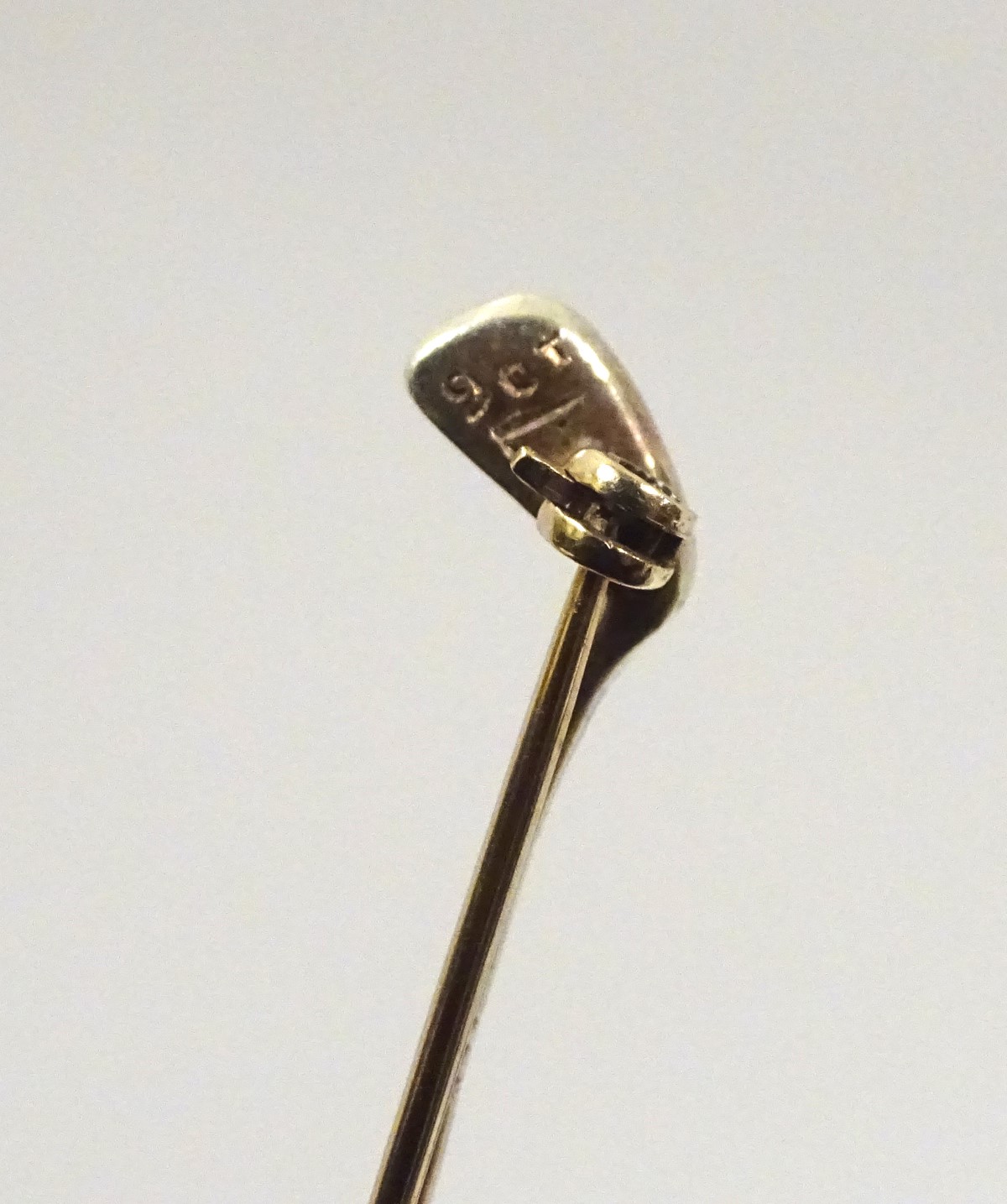 A 9ct gold bar brooch with golf club decoration with seed pearl golf ball detail. - Image 4 of 10