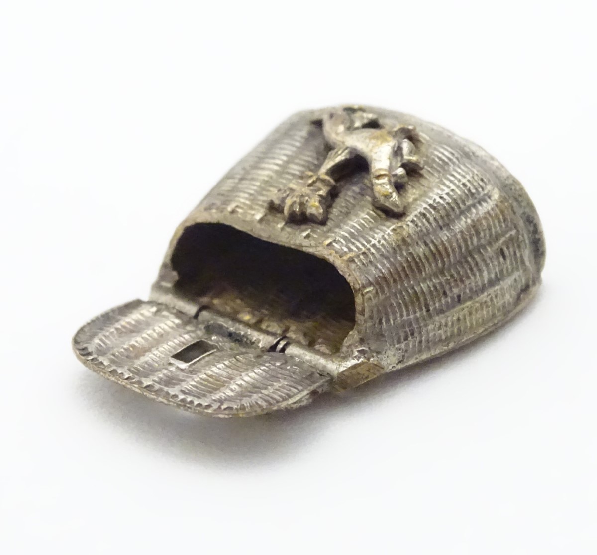 A charm / pendant formed as a miniature fishing creel with heraldic symbols to one side. - Image 8 of 11